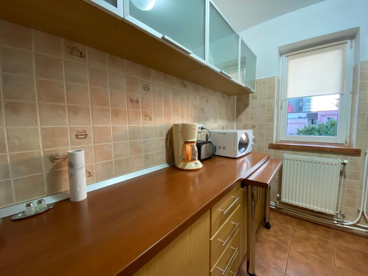 Hall Apartment *