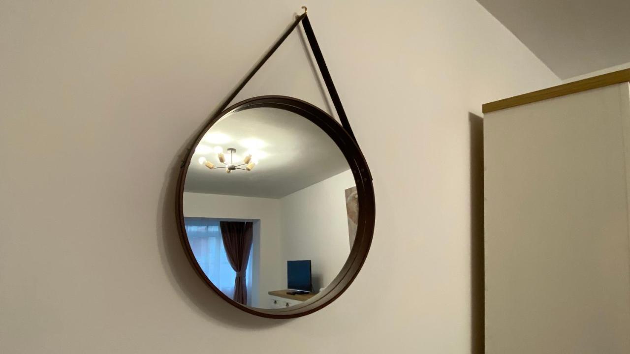 Hall Apartment *