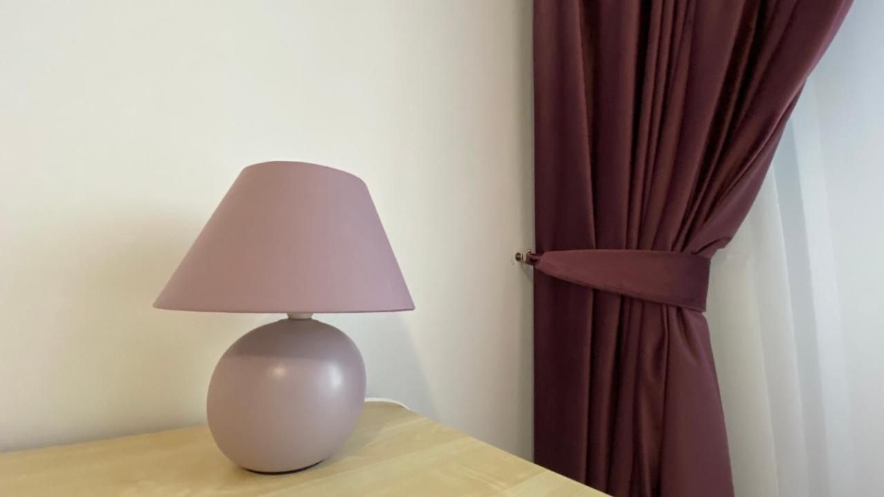 Hall Apartment *
